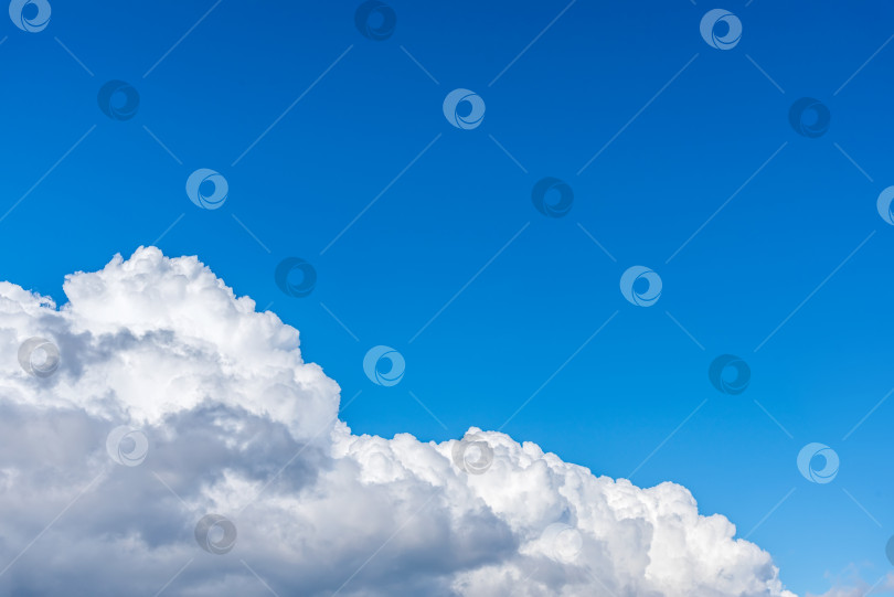 Скачать Куча красивых белых облаков на фоне голубого неба. Аэрофон. Фон для обоев фотосток Ozero