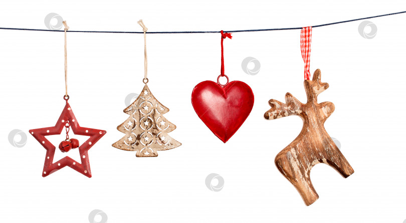 Скачать Старинные рождественские украшения, подвешенные на веревочке изолированно фотосток Ozero