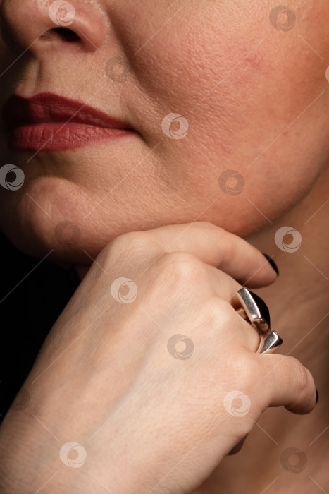 Скачать крупным планом лицо с макияжем на губах женщины средних лет с возрастными изменениями кожи фотосток Ozero