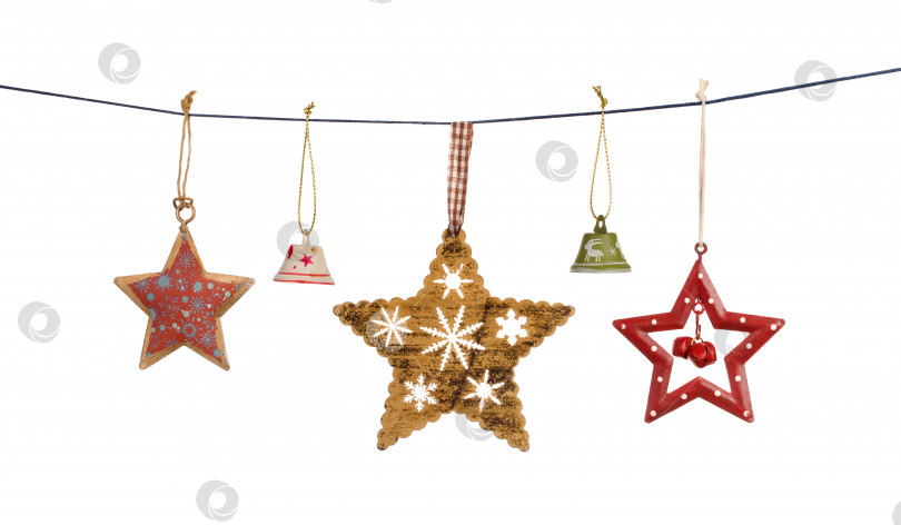 Скачать Старинные рождественские звезды и колокольчики, подвешенные на веревочке изолированно фотосток Ozero