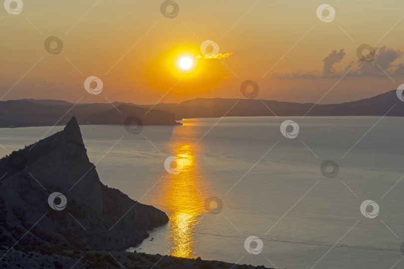 Скачать Рассвет на побережье Черного моря. фотосток Ozero