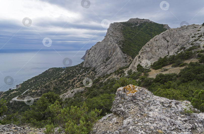 Скачать Горы на побережье Черного моря, Крым. фотосток Ozero