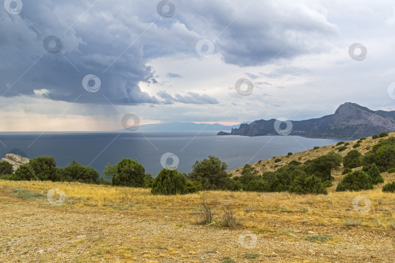 Скачать Побережье Черного моря в пасмурную погоду. Крым. фотосток Ozero