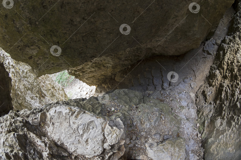 Скачать Винтовая лестница в расщелине скалы. фотосток Ozero