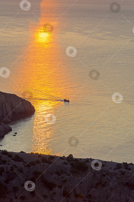 Скачать Отражение восходящего солнца в море. фотосток Ozero