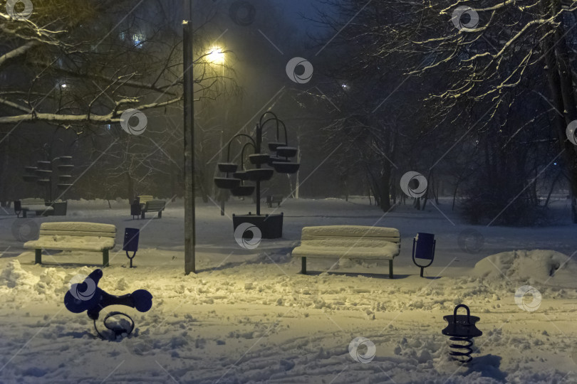 Скачать Поздний туманный зимний вечер. фотосток Ozero