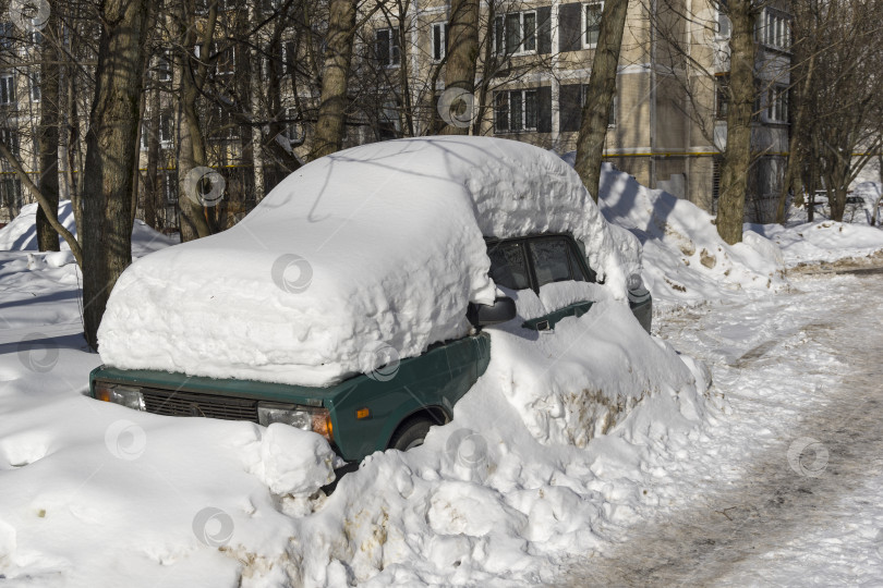 Скачать Снег покрыл машины, припаркованные возле дома. фотосток Ozero