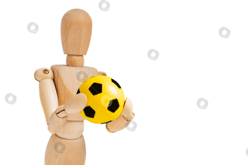 Скачать Деревянный манекен, держащий футбольный мяч на белом фоне фотосток Ozero