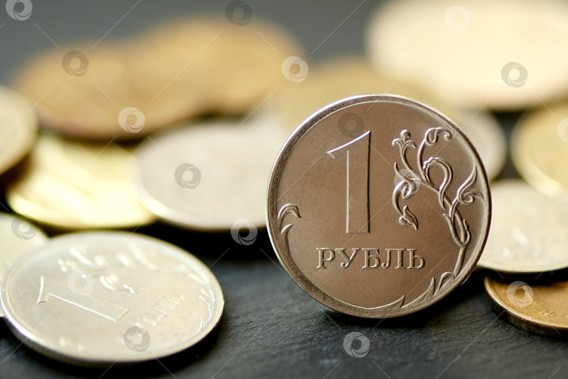 Скачать рублевая монета крупным планом на размытом фоне фотосток Ozero