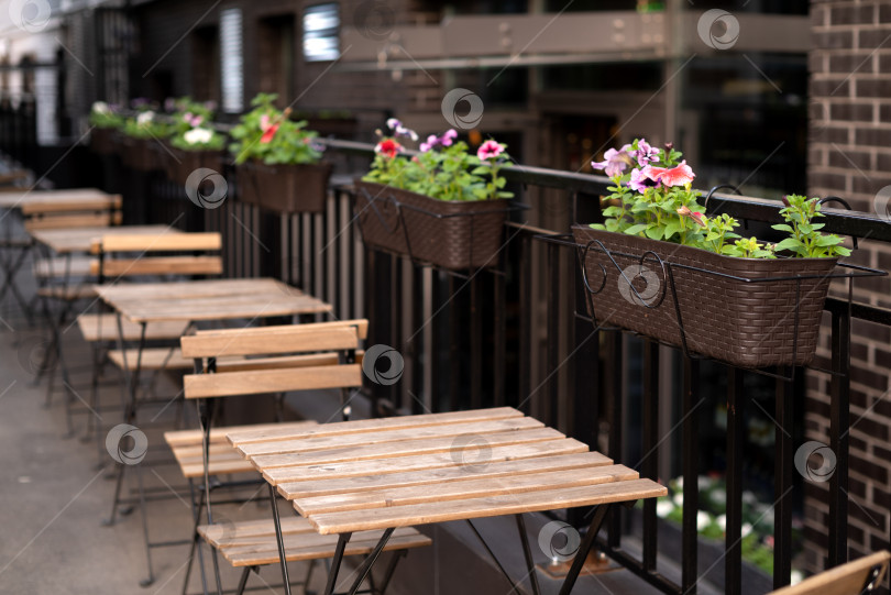 Скачать ряд свободных столиков в уличном кафе на открытом воздухе фотосток Ozero