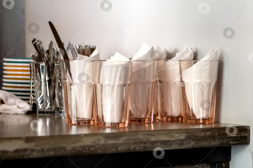 Скачать мойте посуду на столешнице стойки в кафе-баре или ресторане фотосток Ozero