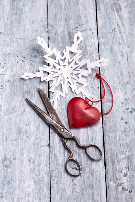 Скачать Старинные ножницы, бумажная снежинка ручной работы и украшение в виде сердца фотосток Ozero