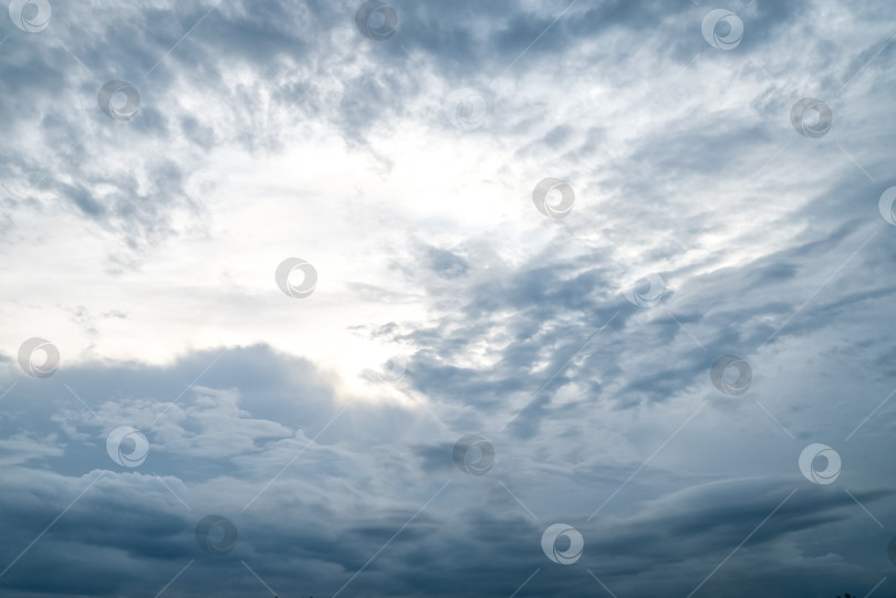 Скачать Голубое небо на фоне густых кучевых облаков фотосток Ozero