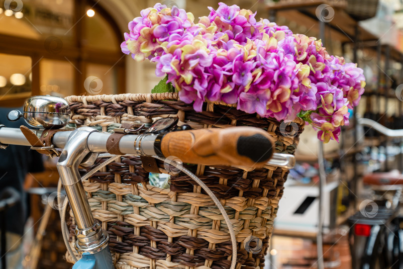 Скачать Плетеная корзина с цветами, прикрепленная к рулю велосипеда фотосток Ozero