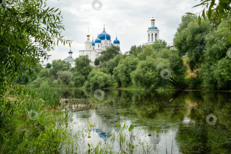 Скачать Купола Свято-Боголюбовского монастыря отражаются в водах озера фотосток Ozero