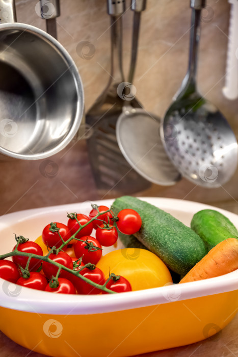 Скачать Свежие нарезанные овощи в дуршлаге на кухонном столе фотосток Ozero