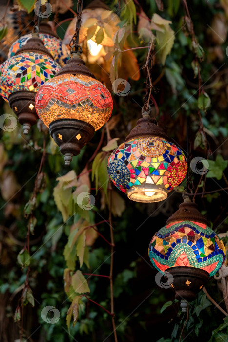 Скачать Турецкая мозаика традиционное украшение гирляндами разноцветных ламп фотосток Ozero