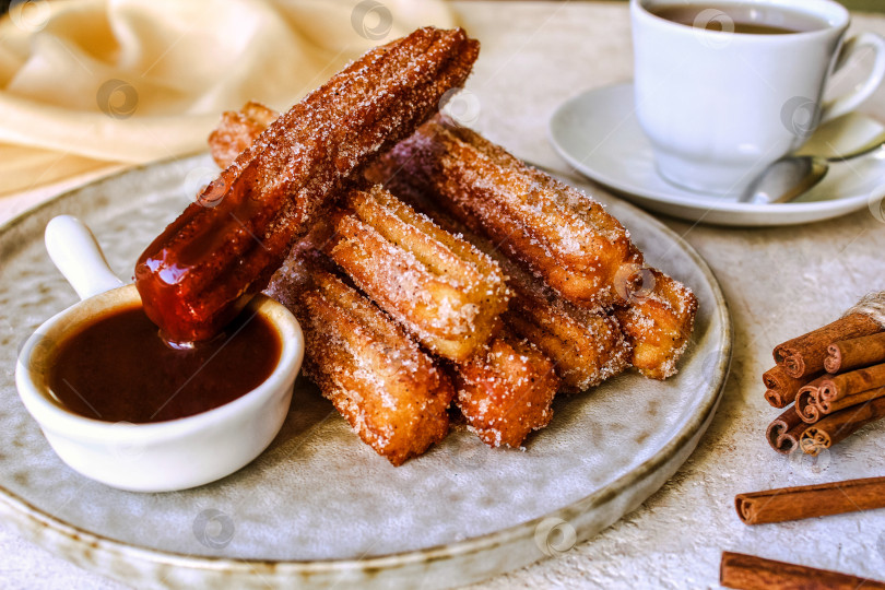 Скачать Чуррос с горячим шоколадным соусом, сахаром и корицей. фотосток Ozero