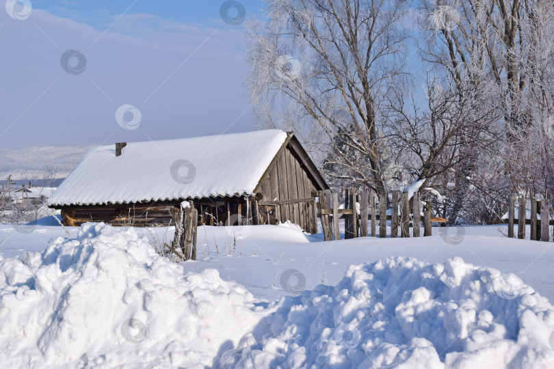 Скачать Старый сарай в деревне. фотосток Ozero