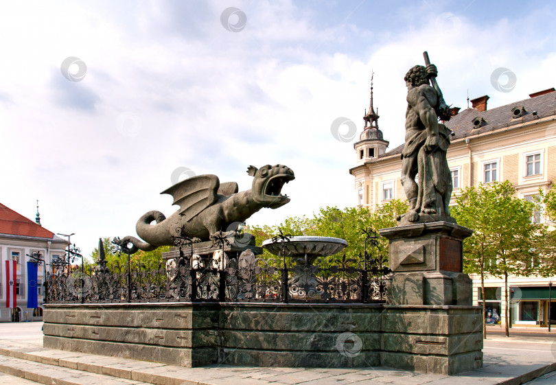Скачать Фонтан с крылатым драконом в Клагенфурте фотосток Ozero