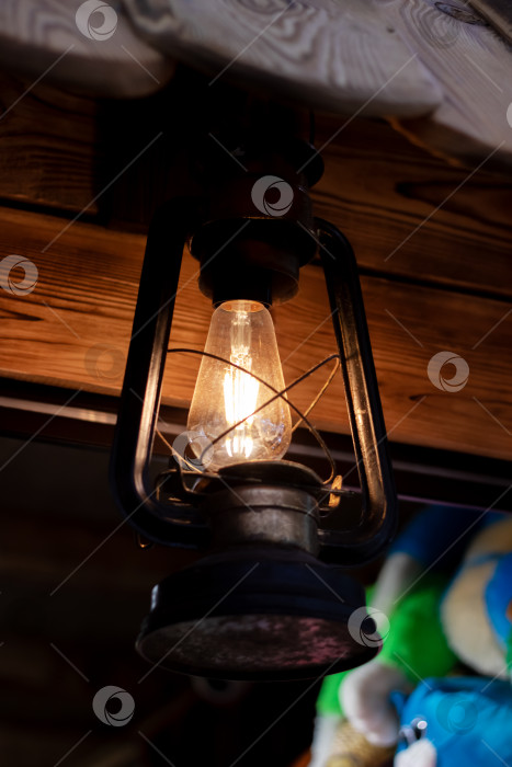 Скачать Ретро-керосиновая лампа светится в темноте фотосток Ozero