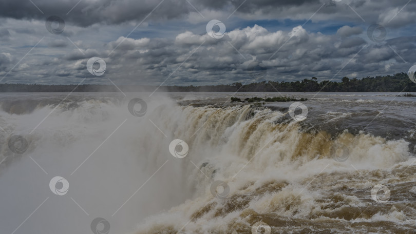 Скачать Невероятный водопад - горло дьявола. фотосток Ozero