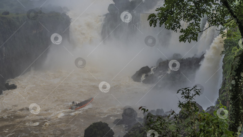 Скачать Лодка с туристами плывет по бурной реке. фотосток Ozero