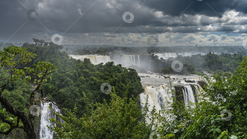 Скачать Красивый пейзаж с водопадом. фотосток Ozero