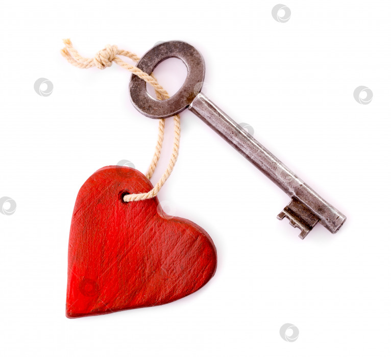 Скачать Деревянное сердечко с изолированным винтажным ключом фотосток Ozero