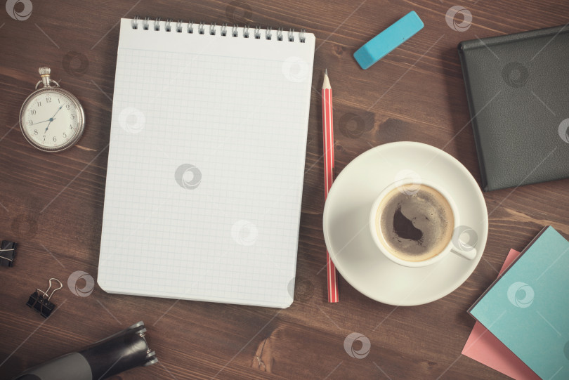 Скачать Рабочий стол с ноутбуком и кофе фотосток Ozero
