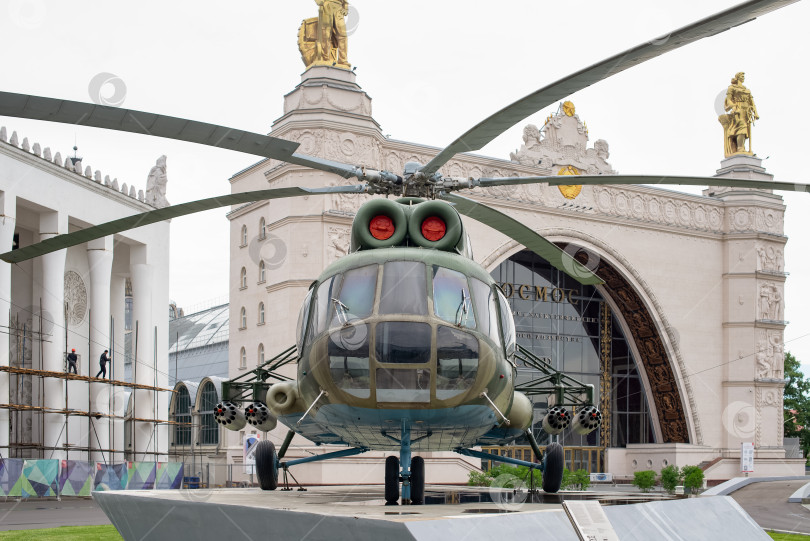 Скачать Москва, Россия, 21 июня 2020 г. - военный вертолет Ми-8Т демонстрируется в выставочном центре на ВДНХ фотосток Ozero