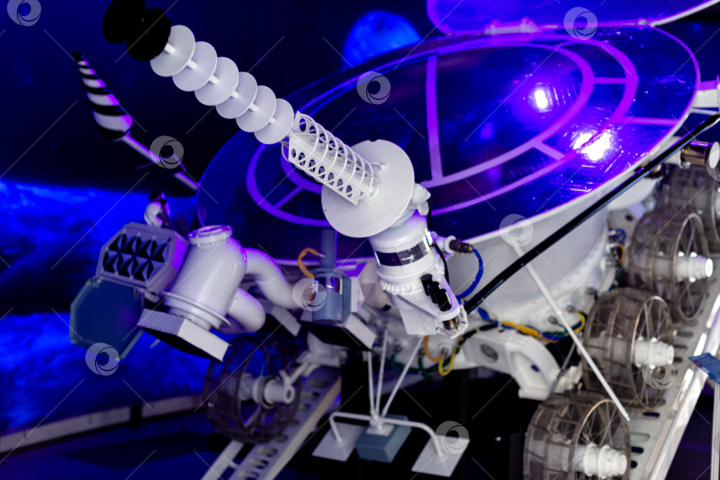 Скачать Москва, Россия - 21 июня 2020 года: Первые беспилотные луноходы в Мемориальном музее космонавтики на ВДНХ фотосток Ozero
