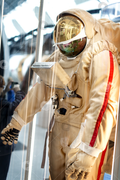 Скачать Москва, Россия - 21 июня 2020 года: скафандр российского астронавта в Московском музее космонавтики на ВДНХ фотосток Ozero