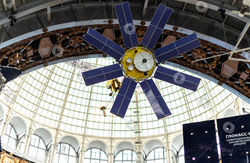 Скачать Москва, Россия - 21 июня 2020 года: экспонаты Музея космонавтики в павильоне "Космос" на ВДНХ фотосток Ozero