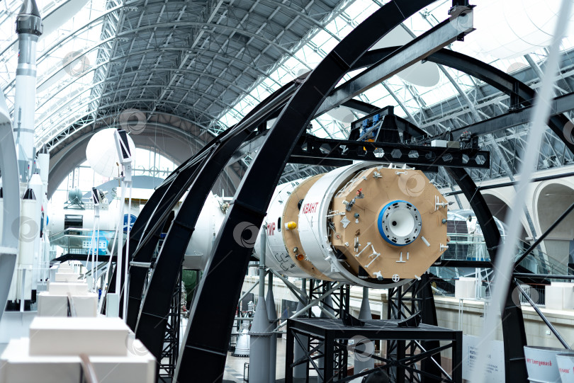 Скачать Москва, Россия - 21 июня 2020 года: экспонаты Музея космонавтики в павильоне "Космос" на ВДНХ фотосток Ozero