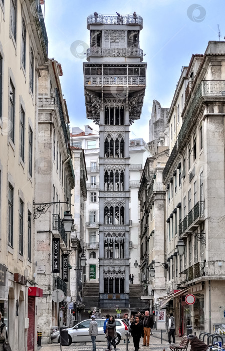 Скачать 01 января 2021 года, Лиссабон, Португалия - Вид на подъемник Санта-Хуста (Elevador do Carmo) фотосток Ozero