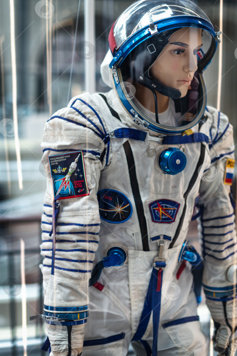 Скачать Москва, Россия - 21 июня 2020 года: скафандр российского астронавта в Московском музее космонавтики на ВДНХ фотосток Ozero