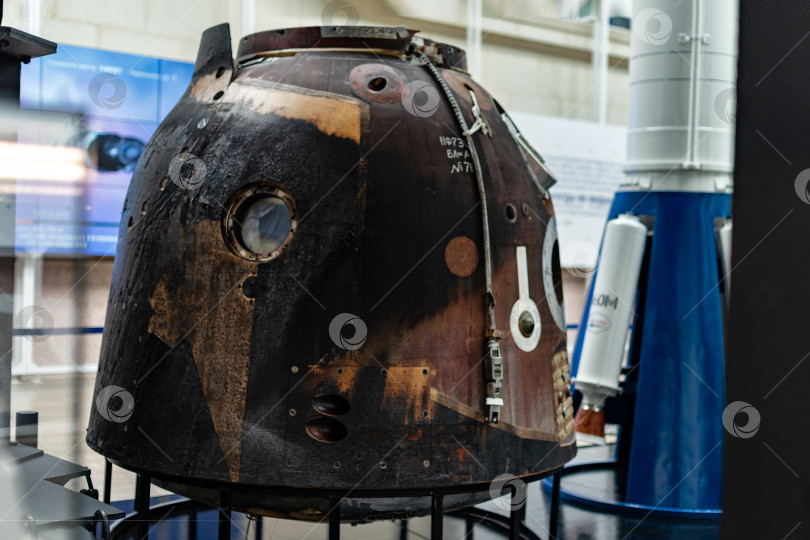 Скачать Москва, Россия - 21 июня 2020 года: обугленный спускаемый модуль ракеты выставлен в Музее космонавтики на ВДНХ фотосток Ozero