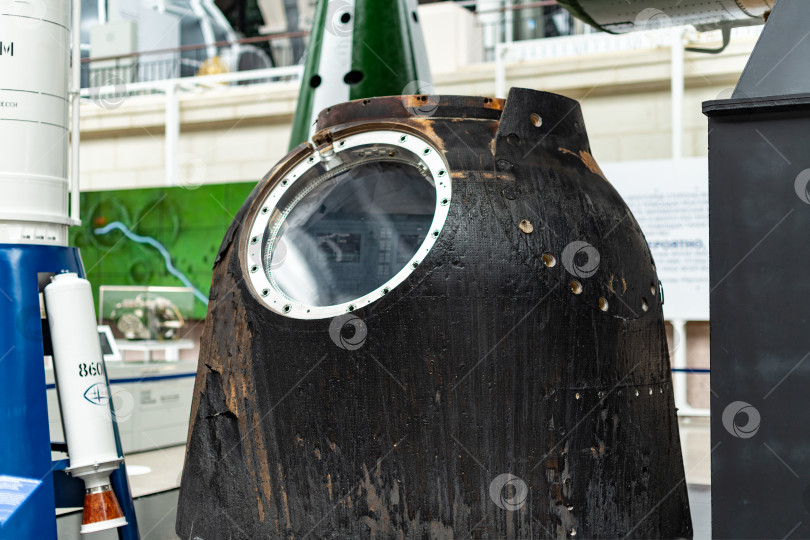 Скачать Москва, Россия - 21 июня 2020 года: обугленный спускаемый модуль ракеты выставлен в Музее космонавтики на ВДНХ фотосток Ozero