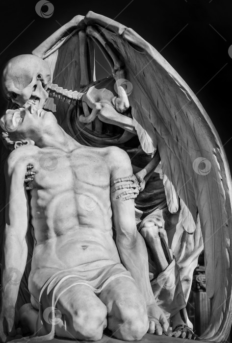Скачать Скульптура "Поцелуй смерти", надгробная плита на кладбище Побленоу в Барселоне фотосток Ozero