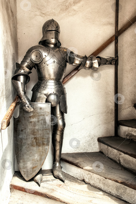 Скачать Средневековые рыцарские доспехи в полный рост с металлическим щитом фотосток Ozero