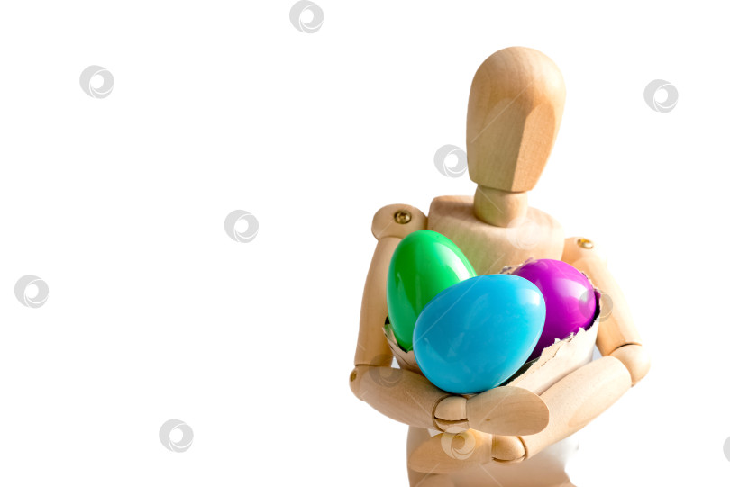 Скачать Деревянный манекен держит разноцветные пасхальные яйца фотосток Ozero
