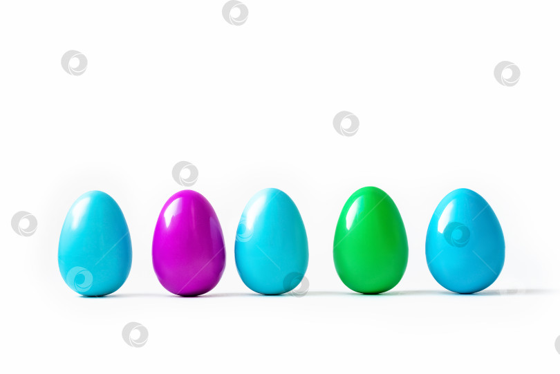 Скачать пять разноцветных пасхальных яиц в ряд на белом фоне фотосток Ozero