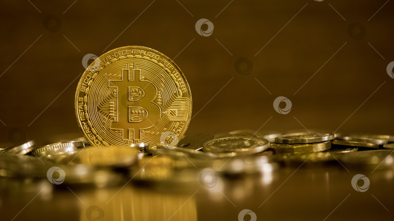 Скачать Золотая символическая монета криптовалюты биткоин среди разбросанных металлических монет фотосток Ozero