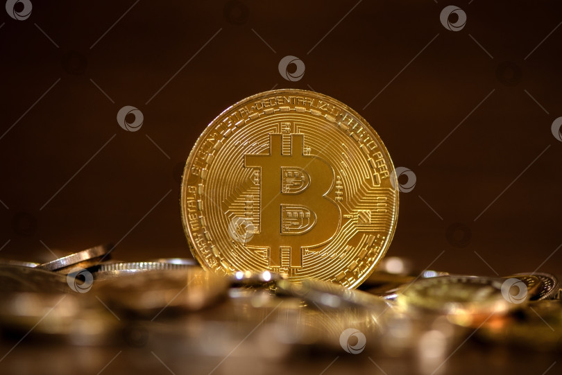 Скачать Золотая символическая монета криптовалюты биткоин фотосток Ozero