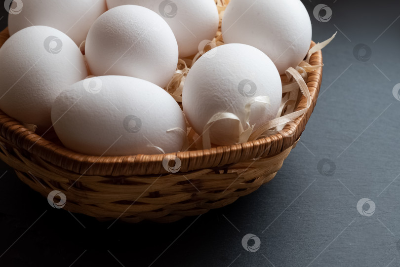 Скачать Плетеная корзина, наполненная яйцами, крупным планом фотосток Ozero