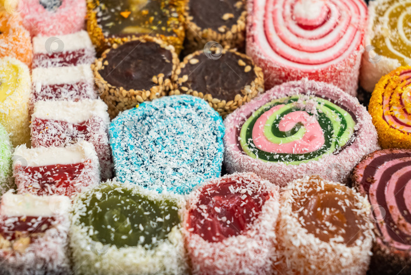 Скачать Разноцветные желейные конфеты на фоне сладкой еды фотосток Ozero