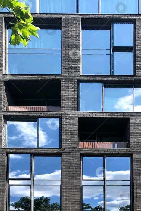 Скачать голубое небо отражается в оконных стеклах современного мансардного здания фотосток Ozero