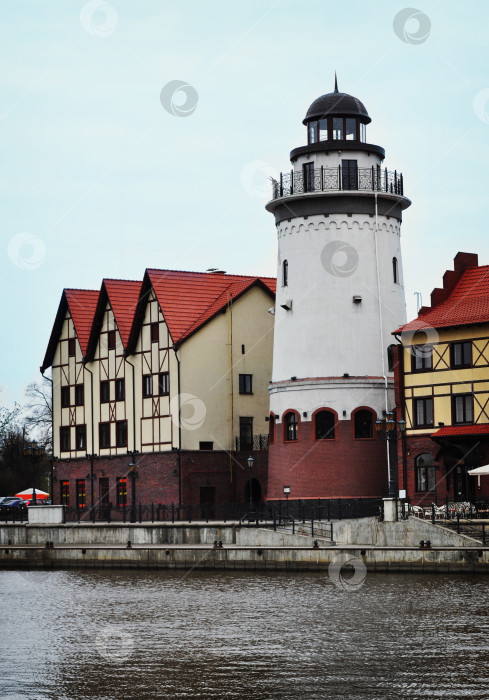 Скачать Старый маяк на городской набережной фотосток Ozero