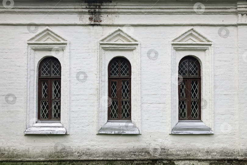 Скачать Группа из трех старомодных окон на фасаде старинного кирпичного дома фотосток Ozero